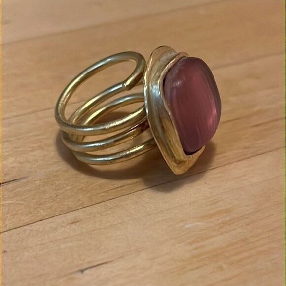costume jewelry ring. Brushed Gold Tone Metal hand crafted metal with pink stone - Picture 3 of 11